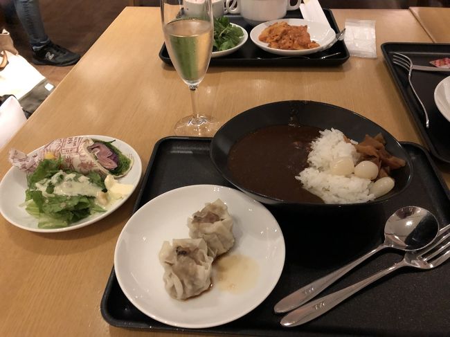 羽田からリムジンバスで成田空港に到着しました。<br />さくらラウンジで食事。<br />名物（？）のカレーは欠かせません。<br />良く冷えたスパークリングワインも美味しい！
