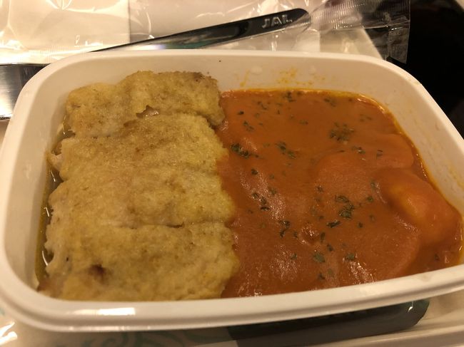 メインディッシュのアップ。<br />鶏肉が柔らかくて美味しかったです。<br /><br />この後、朝食用に、ペットボトル（小）とバナナ味のデニッシュが入った袋が配られました。<br /><br />機内サービスが終わり、機内が暗くなり、おやすみタイムになりました。<br />おやすみなさい。<br /><br />それにしても、最初から食べるものばっかり！（笑）