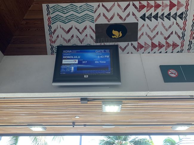 ホノルル行きの時間まで2時間弱、半分外な空港内で時間潰してました。<br />日本から持って来たSIMが開通せず、空港のWiFi使って、通信会社に問い合わせて、ホノルルに着いたら繋がりました。