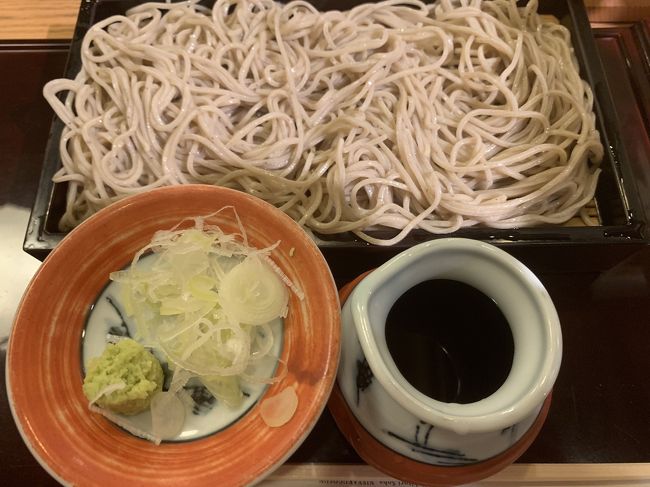 仕事を終わらせてから、21時ごろ羽田に到着。<br />チェックイン時、カウンターのお姉さんがエコノミーは満席に近いので、エクストラコンフォートを勧めてきたので別料金15,000円払って、窓側を獲ってもらいました。<br />今回はハワイアン航空の利用のためラウンジは使えないので、出国前に腹ごしらえです。