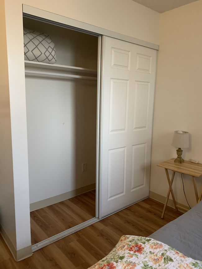 わたしの寝室にはエアコンがあり、クローゼットもあり、広々気持ちの良い部屋でした。<br />今回のお部屋は寝室が3つあり、寝室がそれぞれの個室で、バストイレとキッチンは共有。<br />到着日は隣の寝室に中国人？韓国人？の同性カップル、さらにその隣の寝室にはブロンドの明るい女の人がいました。<br />感じの良い人たちでした。