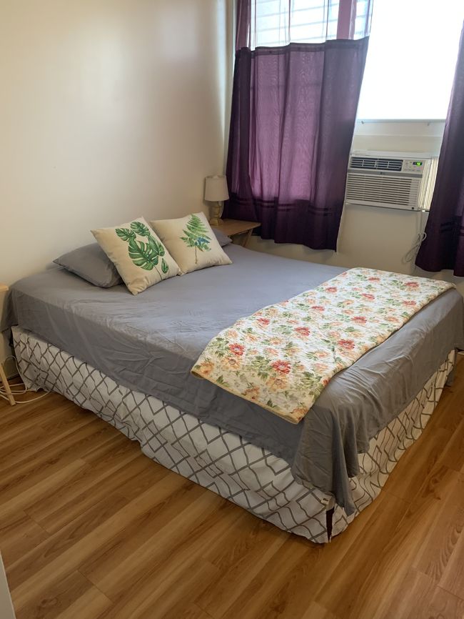 ホノルルの空港についたら、予約していたロバーツさんのシャトルバスで宿泊先アパート近くのフォーパドルコンドミニアムまで送ってもらい、Airbnbのページを見つつ、初めてでしたが、なんとかセルフチェックインできて、部屋に到着。<br />キレイで、可愛らしくて、気に入りました。