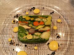２名でツジでフレンチのランチへ。

看板メニュー
野菜のテリーヌ