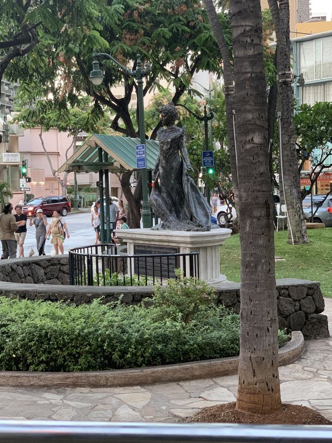 さっそくトロリーに乗って、アラモアナショッピングセンターへ。