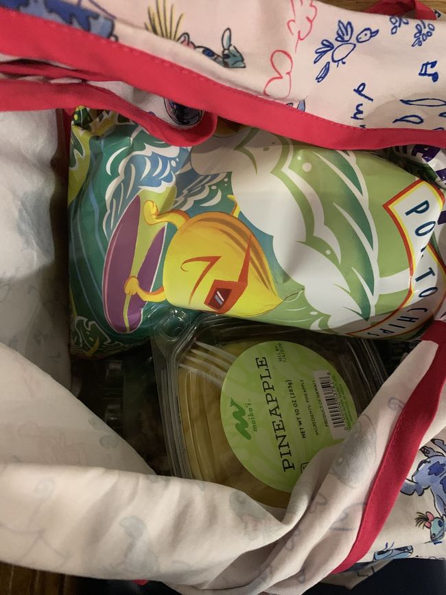 トロリーの停車場所の近くにあるスーパーで食べ物を買い込みました。<br />ポキを食べたくて、列に並んで、多分ノーマルなポキとスパイシーポキを購入。<br />量をなんと言ったらいいのか分からず、指でone、oneとしたら、大きいパックでくれました。<br />量が多くて、消費するのに3日かかりました。<br />美味しかった。