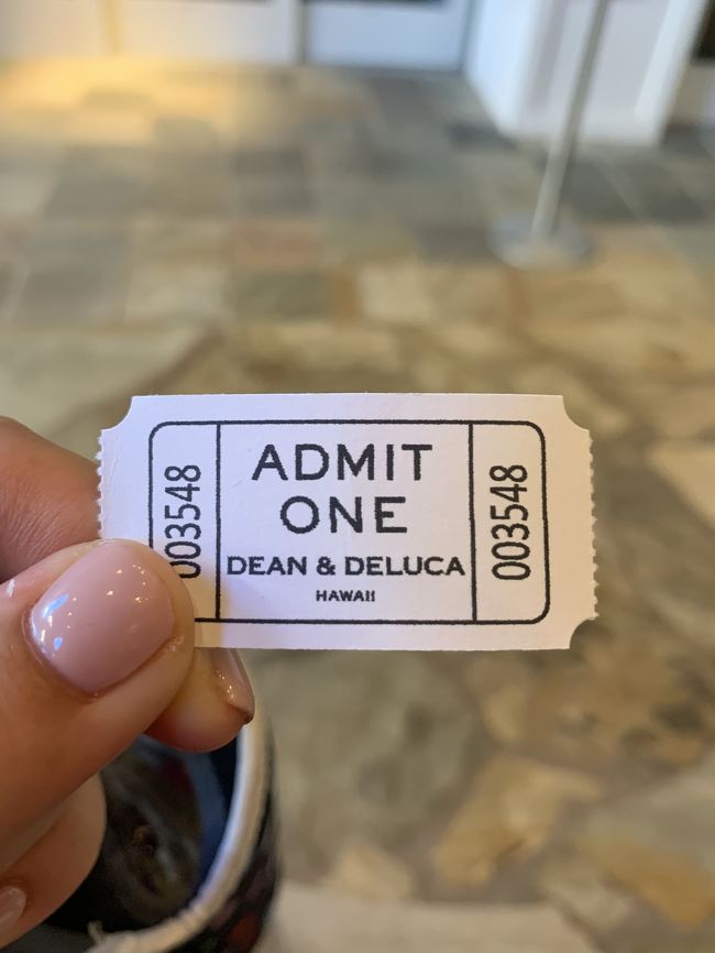 ネットでの下調べでは、6時にチケットを配られたら一度ホテルに帰ったり、ご飯食べたりしてお昼くらいにバックを引き換えに来ても大丈夫でしたと書いてる人のブログがありましたが、わたしが行った時はダメでした。