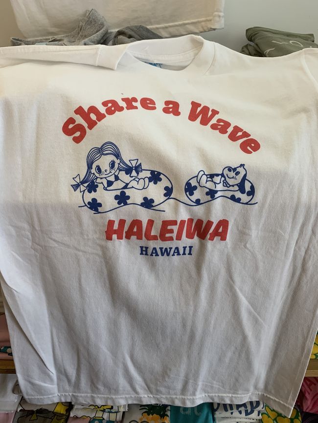 DEAN&amp;DELUCAでのミッション終了後、アパートに一度戻り、水分補給と昨日のポキをつまみ、気づいたら寝てて起きたら11時近くになってました。<br />ぶらり散歩してたら、可愛らしいTシャツ屋さんに入って、1枚試しに買ってみました。<br />後で調べたら、ハッピーハレイワというお店でした。<br />この後、毎日通いました。