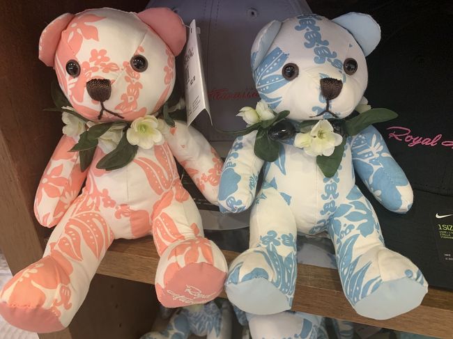 はい、こちらのベアたちを日本に連れて帰りたかったからです！<br />日本のネットでも売ってますが、自分で直に触って選びたかったんです。<br />本当はモアナサーフライダーにも行って、ブルーのベアを選ぶつもりでしたが、自分的にいい感じに対になるベアたちがいたので、こちらで2体購入しました。