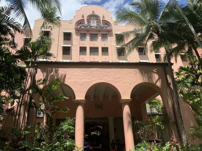 ピンクパレス！<br />ロイヤルハワイアンホテルです！<br />わたしのあこがれのホテル！<br />いつか泊まってみたいです。