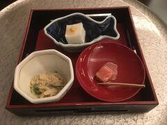 車を返却し、ホテルで小休憩後、ホテル内の和食レストランで琉球御膳を頂きます。こちらは前菜の琉球前菜三種盛りです。