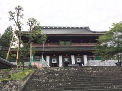 中は撮影禁止だが、阿弥陀如来(女峰山、母)、千手観音(男体山、父)、馬頭観音(太郎山、子)が待っている

それぞれ山岳信仰の日光山らしく付近の山を表すとともに親子を表し、家族繁栄を祈願する