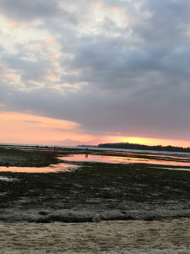 島の西側へ行ってギリメノ側に沈む夕日鑑賞です。