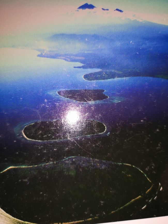 手前から　トラワンガン　メノ　アイル　ロンボク島です。<br />雲の上に頭が出ているのは　リンジャニ山だと思われます。<br /><br />トラワンガンからアイルまで高速運航で約10分。<br />アイルは桟橋があるので、足は濡れずに上陸できます。<br />