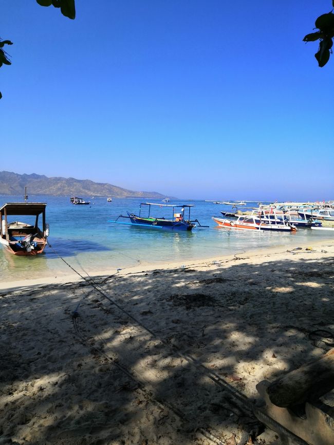 朝の海はこんな感じです。<br /><br />パダンバイまでバンサル（ロンボク港）を経由して<br />約90分・・・<br />レンボンガンにもプニダにもなかった白砂ビーチが<br />こちらギリ※にはあります。<br /><br />※ギリって「島」っていう意味です。<br />有名なのはトラワンガン　メノ　アイル　ですが、<br />ロンボク周辺には　グデ　ナングーなど魅力的な島がいっぱいあります。