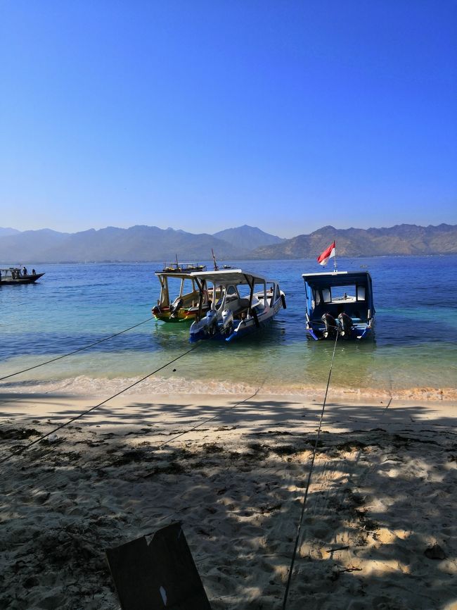 朝の海はこんな感じです。<br /><br />パダンバイで高速船のチケットを購入しています。<br />１人350,000Rp（約2800円）で往復できます。<br />クタの道端などの旅行代理店ではパダンバイまでの送迎付きで<br />450,000Rp（3,600円）でチケット手配できるようです。<br />定価は驚きの1,200,000Rp（9,600円）です。<br /><br />