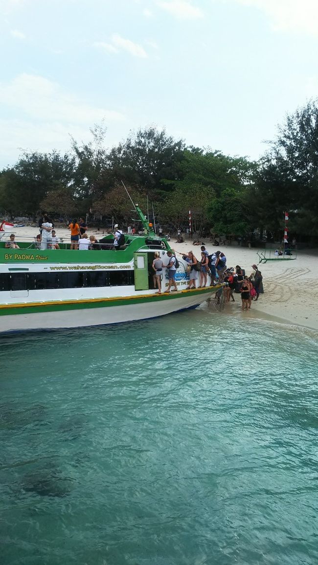 13：00にパダンバイを出発した船が次々ギリトラワンガンに接岸します。<br />パダンバイ→ギリトラワンガン　順調航行で90分<br /><br />旅客と荷物を下ろしていきます。<br />トラワンガンからはロンボクやパダンバイに行く旅客と荷物を積みます。<br />約20分くらいかかります。<br />Ostina 3 Fast Boatは次の寄港はギリアイルです。<br /><br />船会社によって、メノ、アイルに行く人は<br />トラワンガンで降ろされ小船に乗り換える場合があるので注意が必要です。