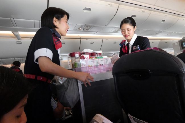 水平飛行になると機内サービス