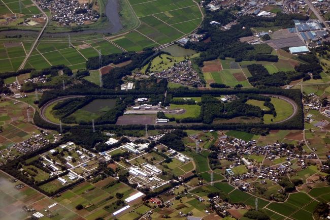 更に高度を下げると、特徴のある人工物を発見　<br /><br />調べてみたところ産業技術総合研究所つくば北サイトという「脳機能解析」「流体輸送実験」「衝突実験」「非磁性実験」「高密度エネルギー実験」が行われるサイトのようです