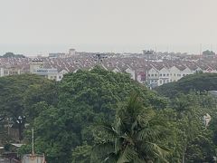 マラッカの丘から旧市街地眺めて
その向こうにマラッカ海峡がみえるはずだが、ヘイズのため視界が悪く、全く見えない