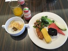 この日も朝食はホテルで食べました。マンゴージュースもあるし。空芯菜があったりスイカがあったり、おかゆがあったりして美味しかったです。
