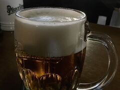 「BOTANICUS」で買い物し、ホテルへ戻る前に「Kolkovna Savarin」でランチ。
まずは水より安い地ビール"Pilsner Urquell"で乾杯！
因みに、0.5Lでミネラルウォーター56CZK、ビール52CZKでした。