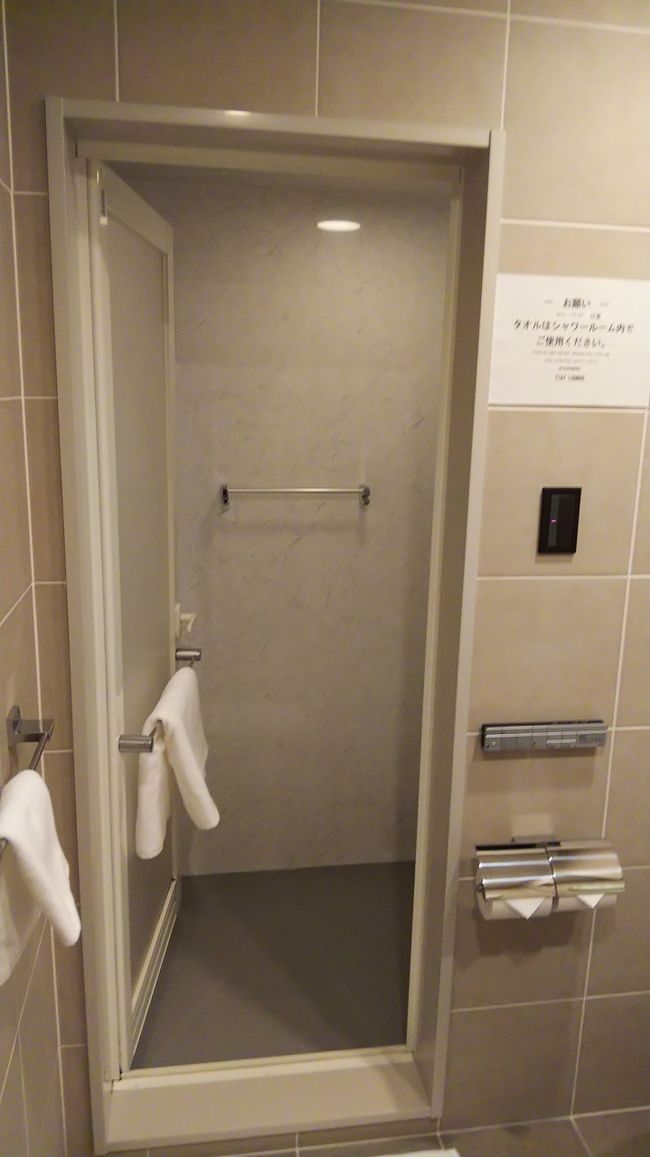 シャワー室に加え、トイレと洗面台があります。<br />歯ブラシなどもあり、搭乗前の準備にはちょうどいい感じです。<br />利用時間は1回30分、料金は1000円です。<br />夜遅いこともあり、待ち時間なく利用できました。