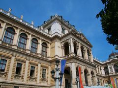 ウィーン大学の中を見学させてもらった。
出入りは自由にできる。
歴史は古く、ヨーロッパの名門大学のひとつと言われる。
