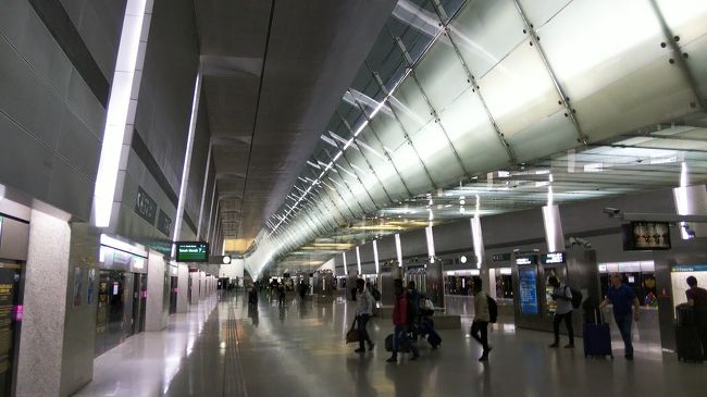 特に観光プランも考えてなかったので、とりあえずMRTで宿泊先の最寄り駅ユーノスへ向かいます。<br />チケットを買うのにちょっと難儀しました。<br />クレカがうまく使えず、現金購入しました。