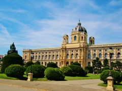 ★ポイント７「日は長いが、ウィーン暑い！」

日本も暑さが厳しいが、近年ヨーロッパでも記録的に暑いようだ。
「ヨーロッパの夏は日本より過ごしやすい」は、あてにならなかった。
この日のウィーンは３０℃以上。
しかも、ウィーンはエアコンのない所が多い。
地下鉄が窓を開けながら走るのを、初めて見た。

★ポイント８「公共交通車内の飲食は禁止。」

そのため、地下鉄内で飲み物を飲むのは我慢。