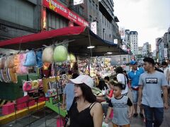 お茶を買った後、どこの夜市にも行っていなかったので、近くの「寧夏観光夜市」を散策しました。やはり、食べたそうなものは見つかりませんでした。