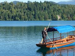 手漕ぎのボートに乗り、湖に浮かぶ島に向かいます。
水質保全のため、モーターは禁止されており、ボートも手作りだとか。
ボートごとに女性の名前が付けられてるんだって。
あと、ボートの漕ぎ手は、近くの村の者しかなれないとのこと。