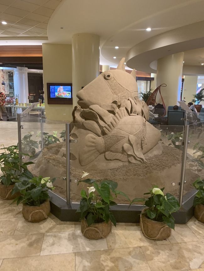 ロイヤルハワイアンホテルを離れ、続いて向かったのはこちら。<br />シェラトン。<br />こちらの魚は砂で作ってあるんですかね⁈<br />すごいなぁと間近まで行って、見入ってしまいました。