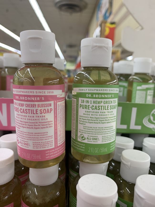 こちらのDr.ブロナーは母のお気に入り。<br />日本で使ってます。<br />日本より若干安いので、大容量が欲しいとお買い上げ。<br />グリーンティーとチェリーブロッサムはハワイ限定？らしく、そちらもお買い上げです。