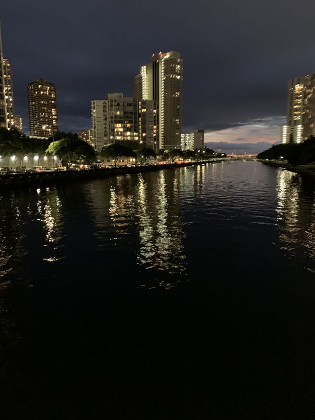 ドンキホーテのあとは、アラモアナショッピングセンターまで歩き、昨日行ったスーパーにまた行って、さて帰ろうとトロリー乗り場へ。<br /><br />が、この日は独立記念日！<br />トロリーは早くに終了！<br />昨日レアレアラウンジでも聞いてたけど、スタッフの人も何時が最終になるかわからないと言っていたけど。<br />この時まだ19時くらい。<br />こんなに早く終わるとは思ってなかったです。<br />しょうがなくアラモアナショッピングセンターから45分ほどかけてアパートに戻りました。<br />歩道はあるけど、街灯が少なくて、結構暗い！<br />1人だとちょっと怖いですね。