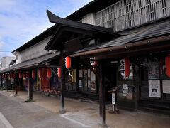 県道を挟んで斜向かいには、造り酒屋だった旧関善商店の主屋があった。
江戸時代の安政３年(1856)の操業だが、昭和５８年に廃業したそうだ。
建物は、花輪大火後の明治３８年(1905)に建てられたもので、こちらにも『こもせ』が付いている。