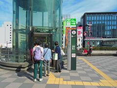 　旅の出発点は仙台駅です。
　東口ペデストリアンデッキからエレベーターでバス乗り場に下りました。