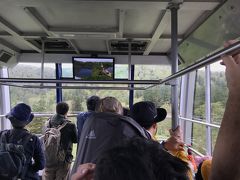 ９時ちょっと前に旭岳ロープウェイ山麓駅に着きました。駐車料金は５００円。
標高１１００ｍの山麓駅からロープウェイで標高１６００ｍの姿見駅まで行きます。