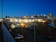 重い腰を上げて夜景を見に行きました。
駅の歩道橋から見るウラジオストク市街は最高にきれいでした。