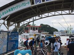 しまなみ海道サイクリングは、尾道渡船を使うところから始まります。
数百メートル先に見えてる向島までほんの数分、110円（自転車代込み）の船旅。