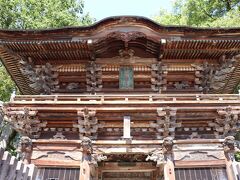 日光の陽明門を形どっている荘厳な山門

谷文晁の双龍図があります。