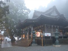 御本宮は霧なのか、雲が低く立ちこめてるのか、ただの雨なのか、暗くなってきてるからよく分からん。
ただ結構幻想的な雰囲気ね♪