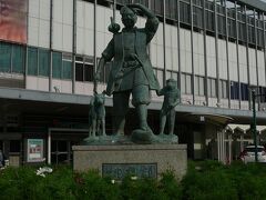 前日高松から戻ってきて・・最終日は夕方の便で帰京します・・
なので・・午前中は　岡山散策・・桃太郎像今日はお供の鳩はいません（笑
