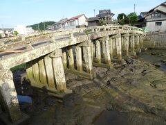 そのまま本渡の町を散策
祇園橋は祇園神社の前に掛かっている橋です。
志岐氏と天草氏が町山口川を挟んで対戦した享禄の合戦においてたくさんの戦死者を出し、川が赤く染まり遺体で流れが堰き止められたと言われている。
（現在は渡ることはできません。）