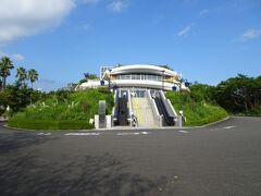 本渡の丘の上に建つ資料館
チェックアウトし車で向かったのだけど、一方通行で駐車場が建物の手前にあるため戻れずに、もう一度丘を登る羽目になる。