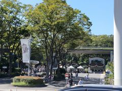 多摩動物公園の玄関口です。今日は天気も良く家族連れていっぱいのようです。駐車場は満車で道路で駐車場待ちのクルマが溢れてます。
しかし乗ってるのはお父さんだけ( 笑 )
家族は先に動物園ですよね！