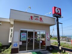 地元の菓子工場の敷地内に建つ売店です。
天草羊かんや「あか巻」という、スアマで外側を巻いたロールケーキが代表銘菓です。