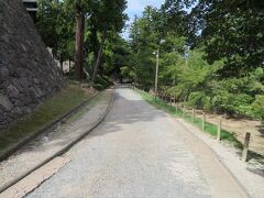 ９月１８日午後２時４５分頃。
松江神社、興雲閣を訪れたのち松江城山公園内を北へ向かって、「松江歴史館」の方向案内に従って歩きます。
