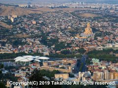 トビリシ市街

ビューポイントから見下ろすトビリシの市街です。右上が至聖三者大聖堂(??????? ????????? ??????)、左下の白い屋根が公共サービスホール(????????? ?????)です。


至聖三者大聖堂：https://ja.wikipedia.org/wiki/%E8%87%B3%E8%81%96%E4%B8%89%E8%80%85%E5%A4%A7%E8%81%96%E5%A0%82_(%E3%83%88%E3%83%93%E3%83%AA%E3%82%B7)
公共サービスホール：http://psh.gov.ge