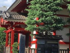 新宿駅に向かう途中、見覚えがあるお寺があって足を止めました。
以前街歩きで来たことのある、お地蔵さんのいるお寺でした。
新宿は、駅から少し歩くとたまに神社やお寺があったりします。
