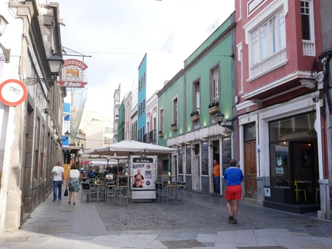 このMendizabalって通りはレストランだらけ。<br />ここ一帯が全部Pinchos Nightになるのだ！